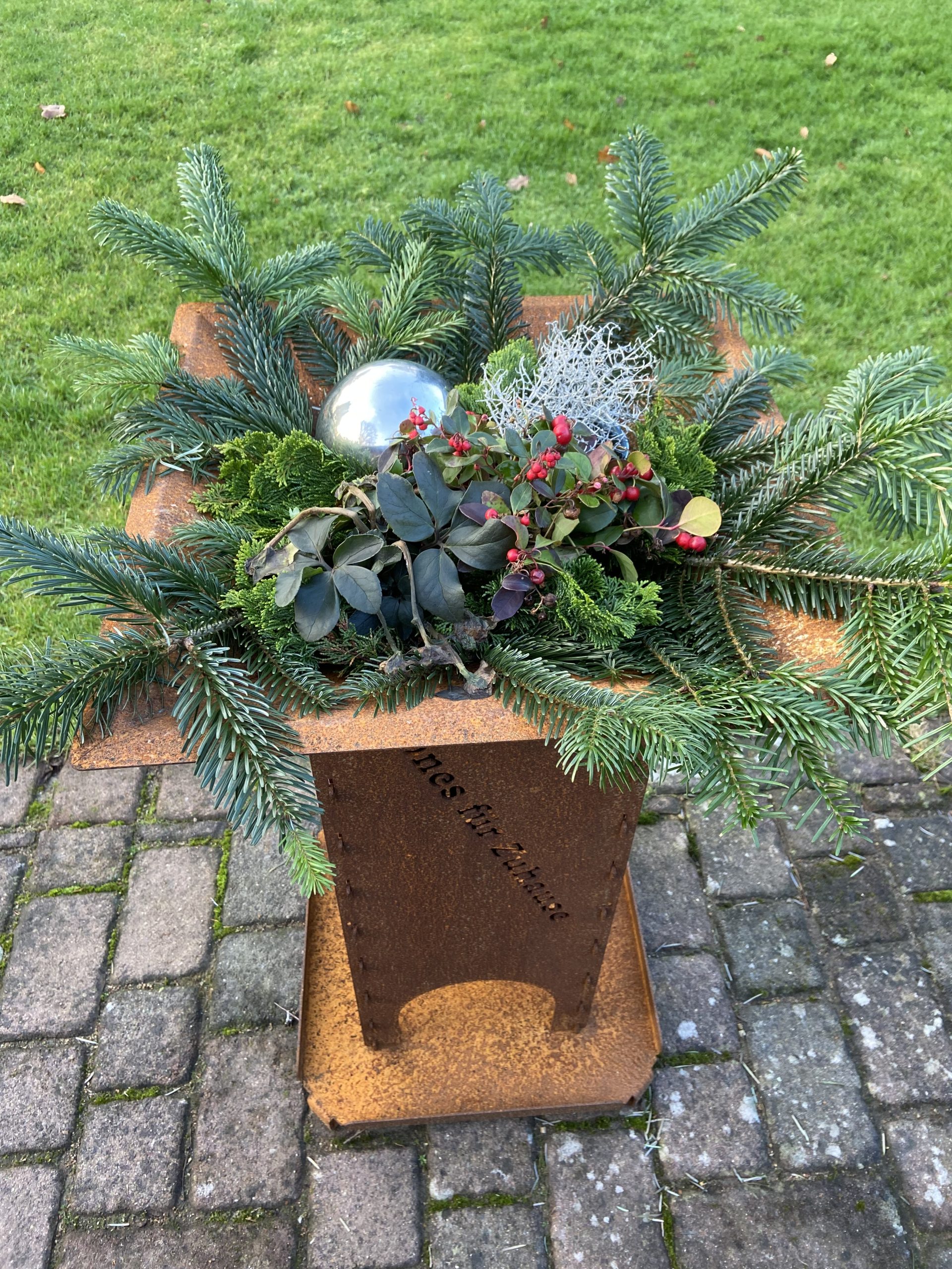 Vierecksäule mit Blumenschale